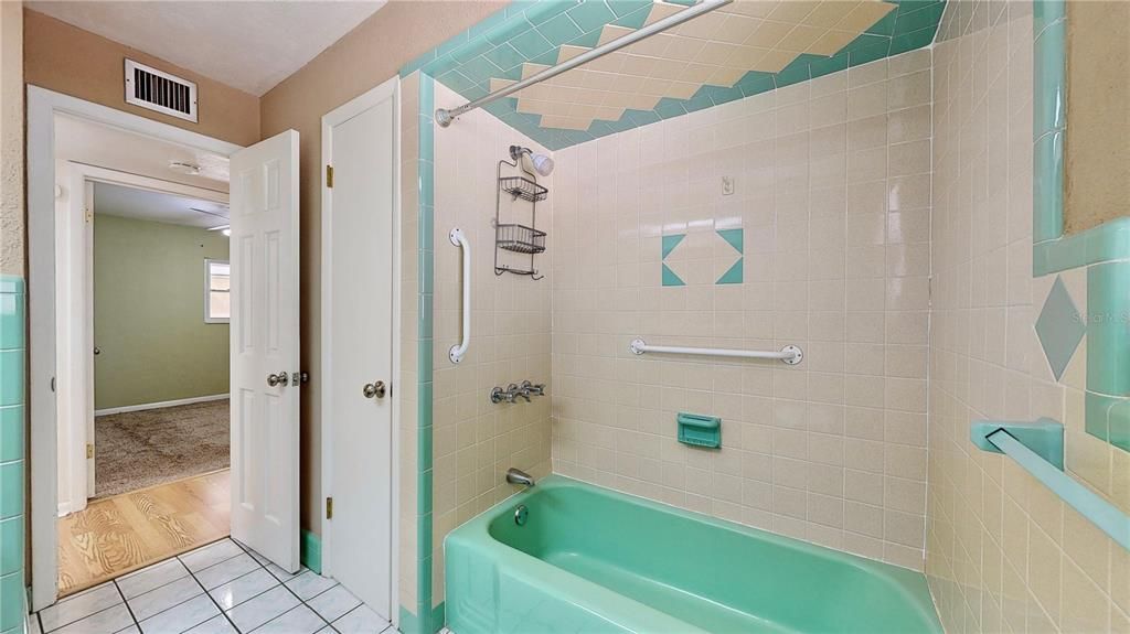 待售: $370,000 (3 贝兹, 2 浴室, 1588 平方英尺)