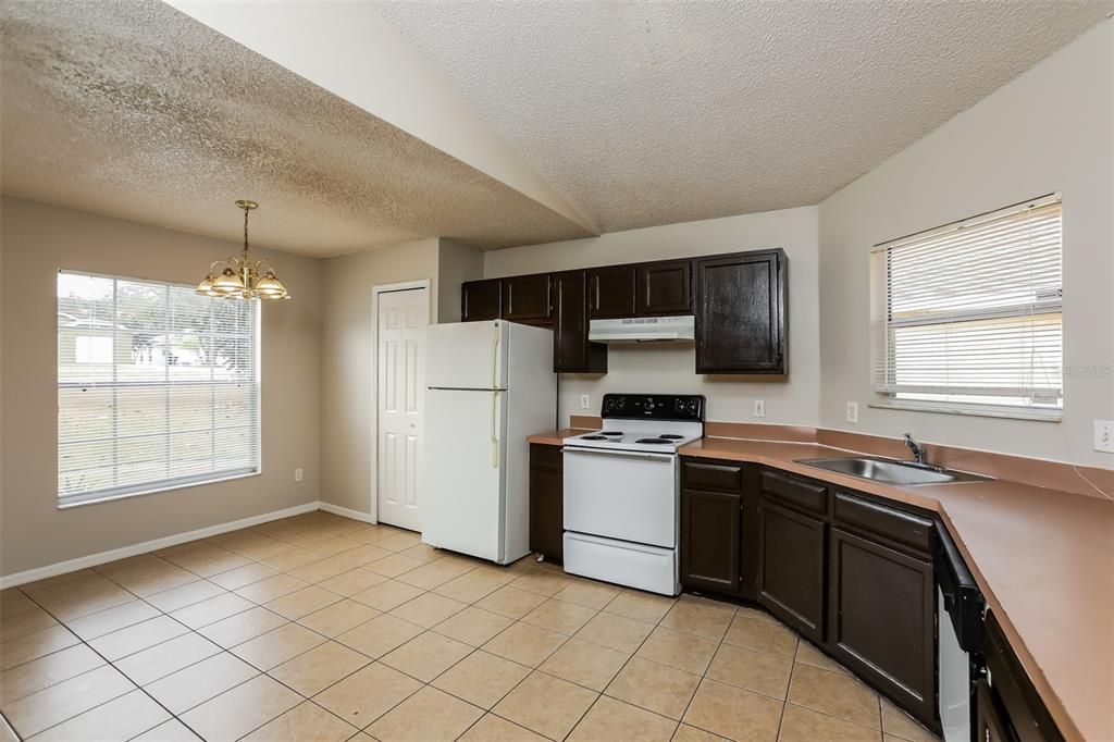 Active With Contract: $1,760 (3 beds, 2 baths, 1272 Square Feet)