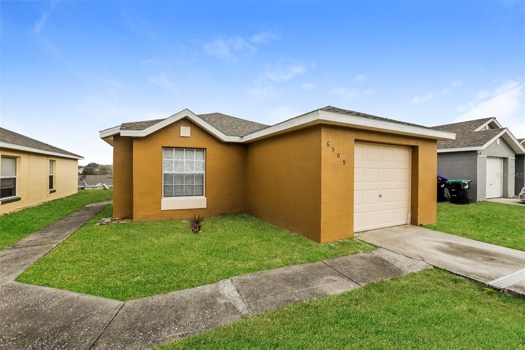 Active With Contract: $1,760 (3 beds, 2 baths, 1272 Square Feet)