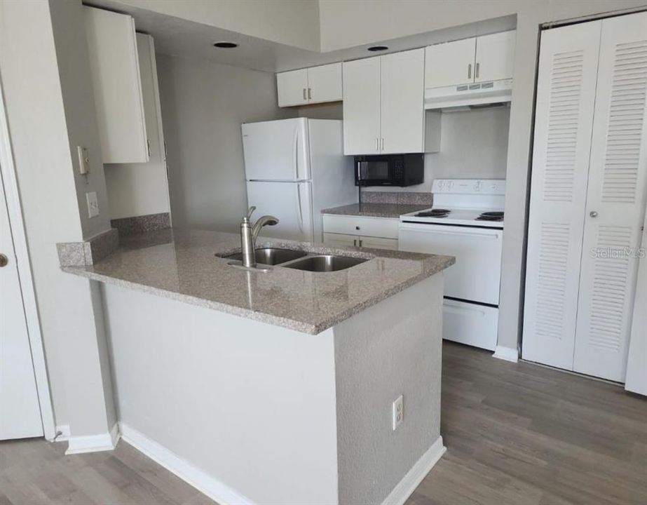 Active With Contract: $160,000 (1 beds, 1 baths, 636 Square Feet)