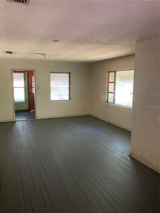 Recently Rented: $975 (3 beds, 1 baths, 1353 Square Feet)
