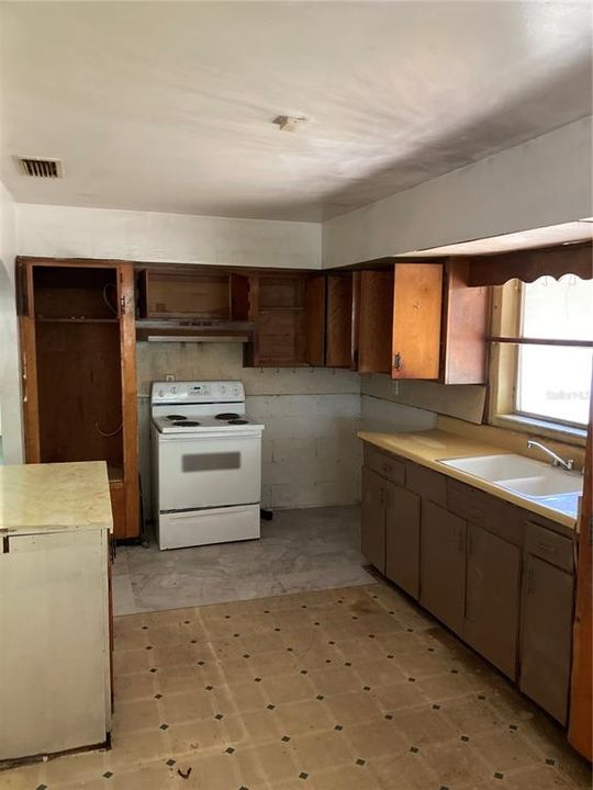 Recently Rented: $975 (3 beds, 1 baths, 1353 Square Feet)