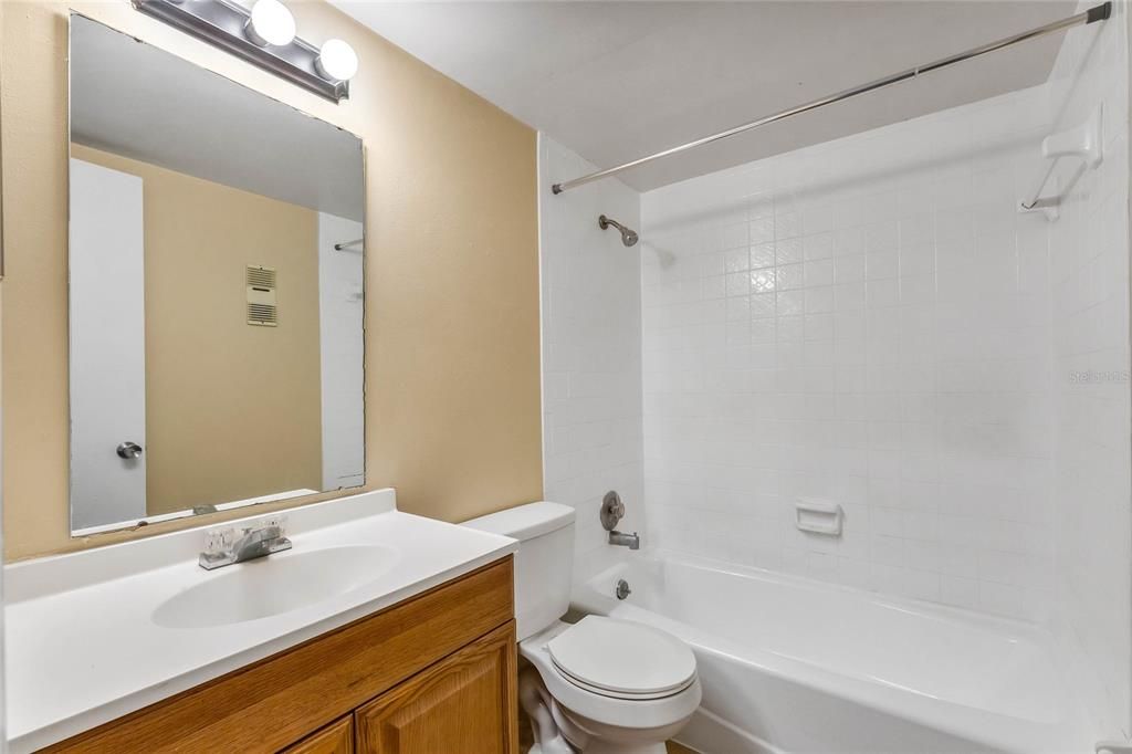 Active With Contract: $169,900 (2 beds, 2 baths, 1034 Square Feet)