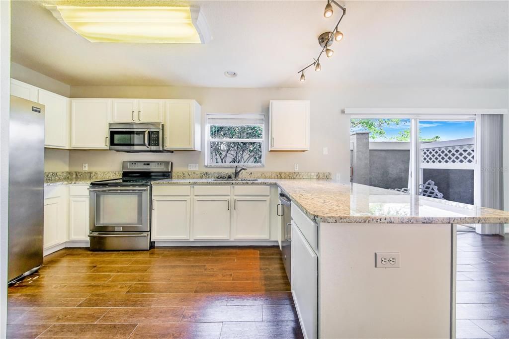 For Sale: $340,000 (2 beds, 1 baths, 1271 Square Feet)