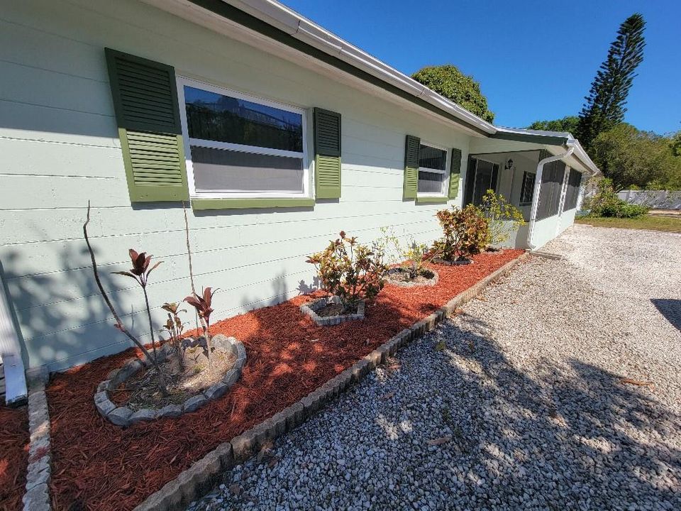 For Sale: $399,900 (4 beds, 2 baths, 1300 Square Feet)