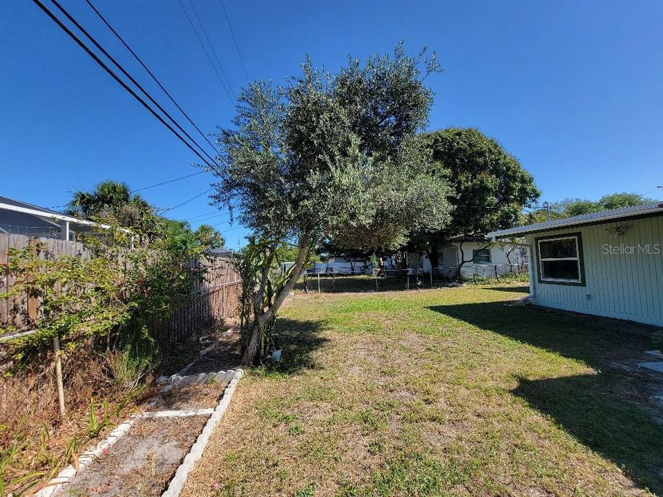For Sale: $399,900 (4 beds, 2 baths, 1300 Square Feet)