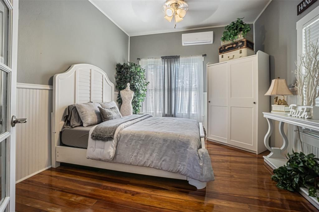 For Sale: $559,000 (2 beds, 1 baths, 1423 Square Feet)