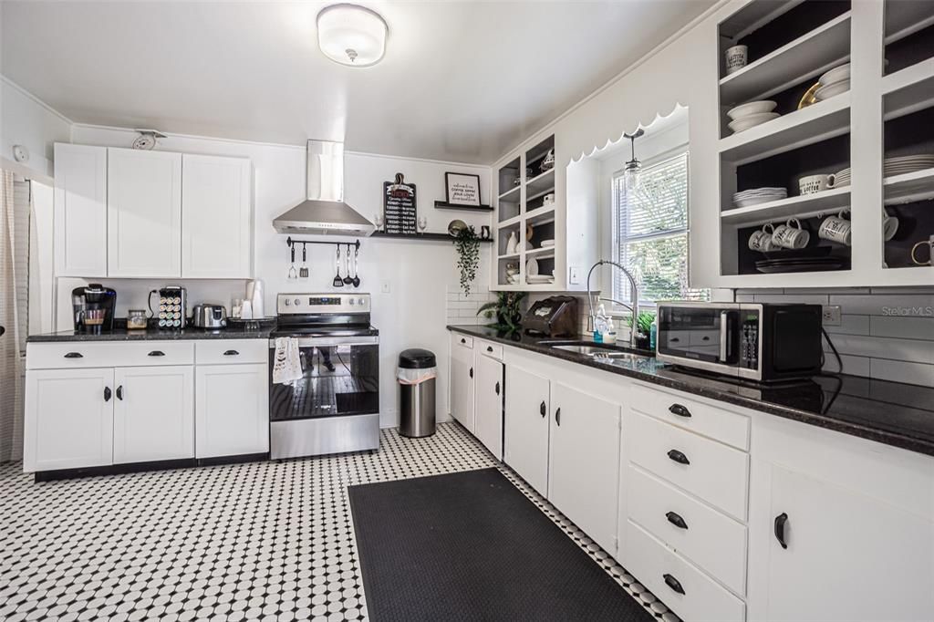For Sale: $559,000 (2 beds, 1 baths, 1423 Square Feet)
