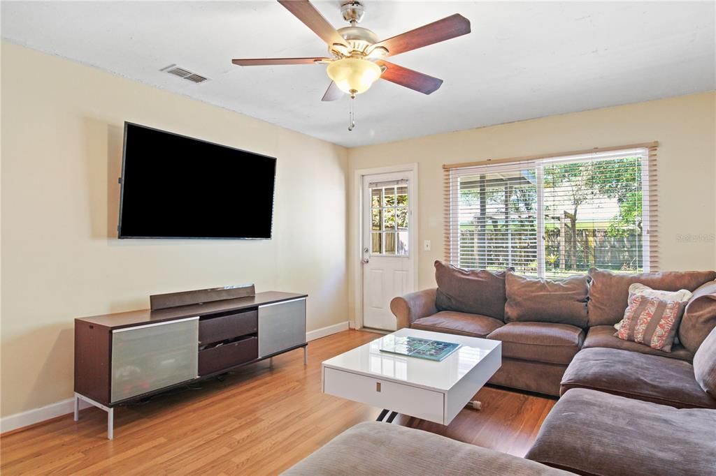 Active With Contract: $375,000 (2 beds, 1 baths, 936 Square Feet)