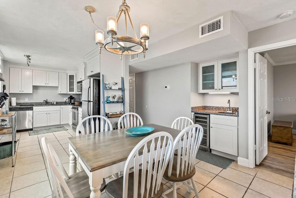 For Sale: $349,900 (2 beds, 2 baths, 1275 Square Feet)