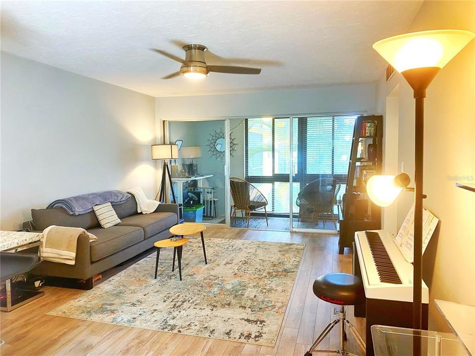 For Sale: $179,000 (1 beds, 1 baths, 639 Square Feet)
