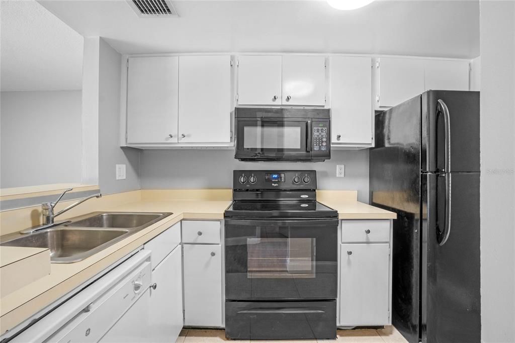 For Sale: $137,700 (1 beds, 1 baths, 633 Square Feet)