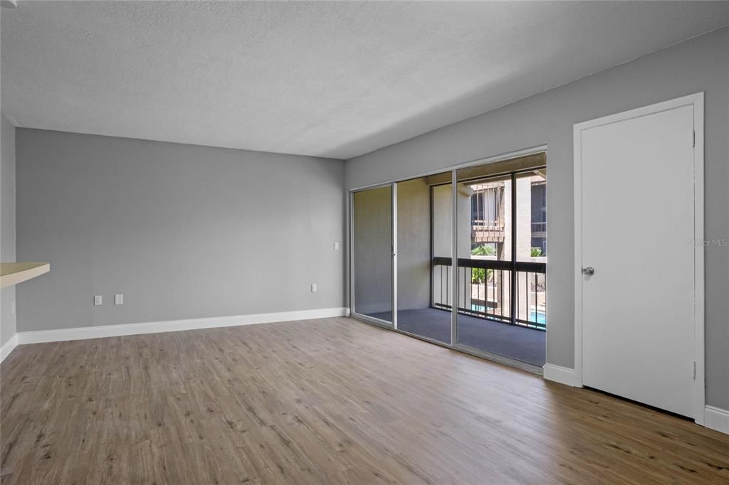For Sale: $137,700 (1 beds, 1 baths, 633 Square Feet)
