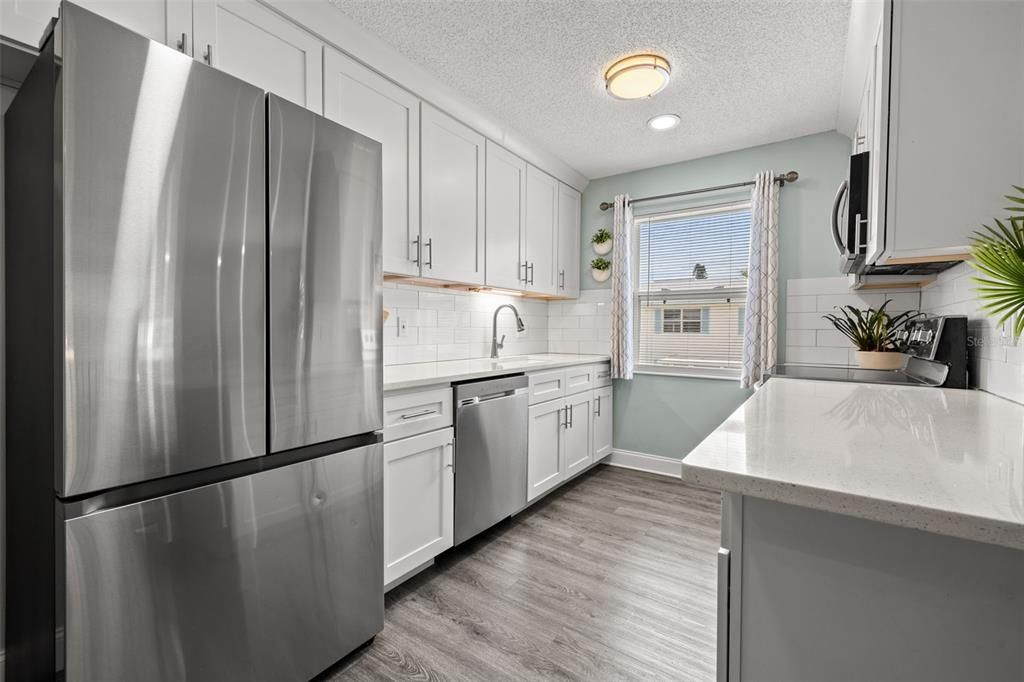 Active With Contract: $218,500 (1 beds, 1 baths, 725 Square Feet)