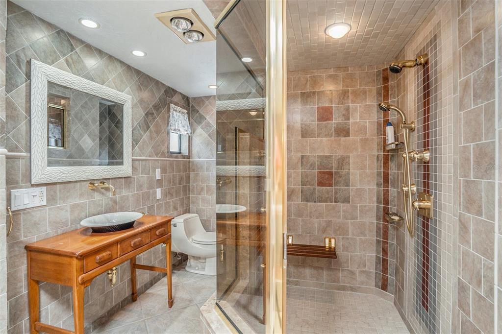 合同活跃: $275,000 (2 贝兹, 2 浴室, 2056 平方英尺)