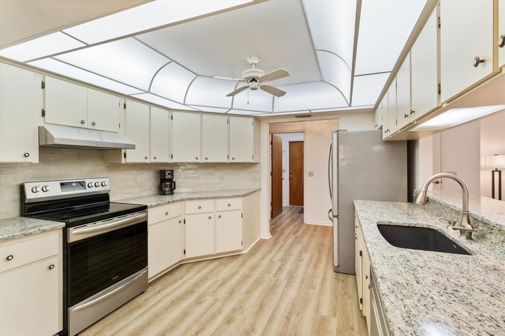 Kitchen w/ Granite Countertops, Tile Backsplash, Newer Stainless Steel Appliances, Breakfast Bar & Tray Ceiling