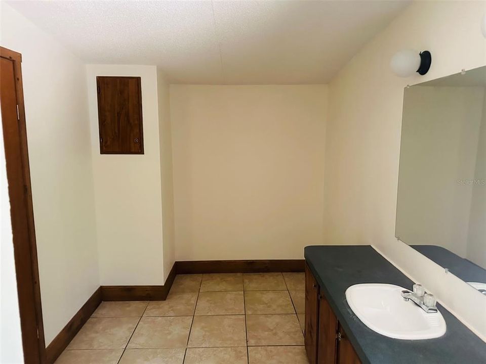 Active With Contract: $129,900 (2 beds, 2 baths, 1466 Square Feet)
