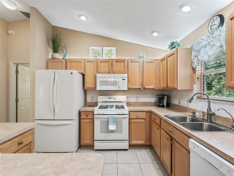 For Sale: $367,500 (3 beds, 2 baths, 1392 Square Feet)