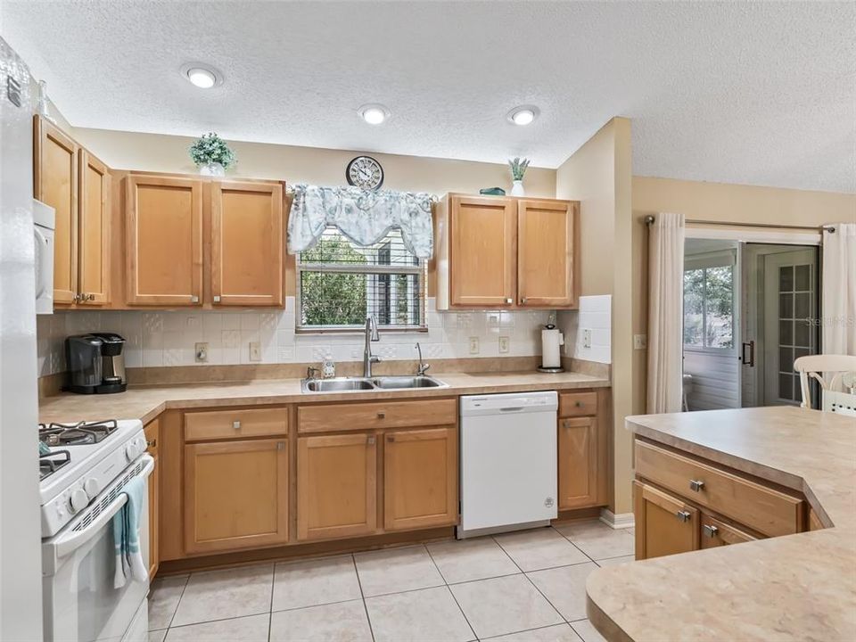 Recently Sold: $367,500 (3 beds, 2 baths, 1392 Square Feet)