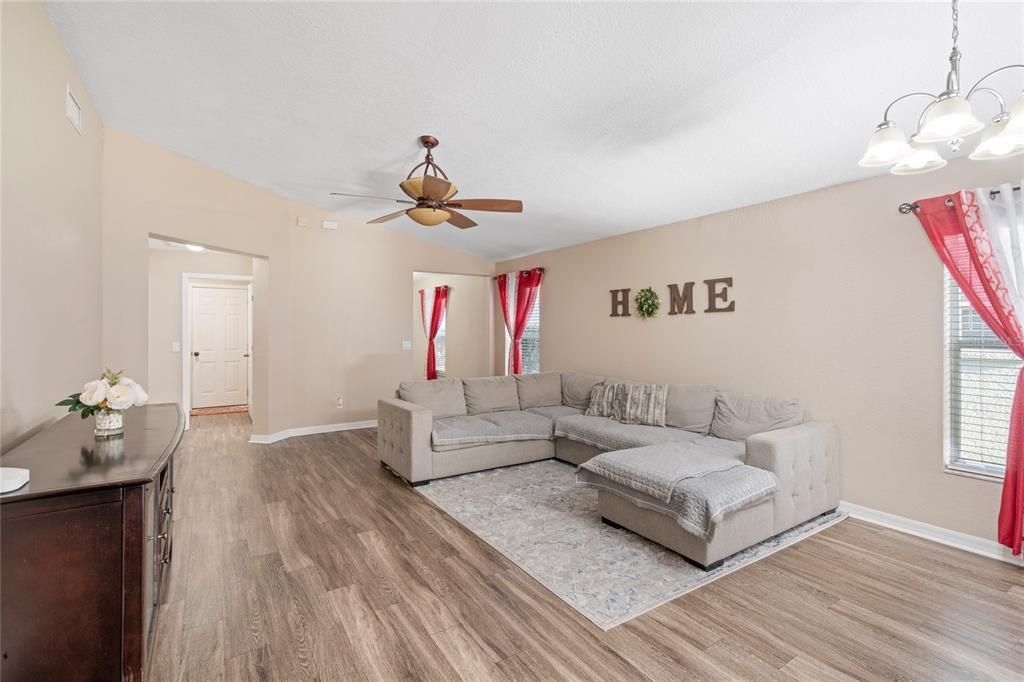 Active With Contract: $330,000 (3 beds, 2 baths, 1530 Square Feet)