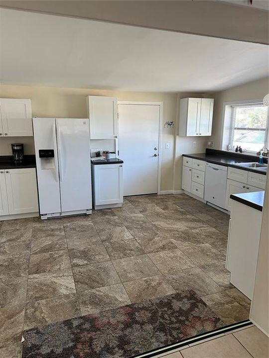 For Sale: $370,000 (2 beds, 1 baths, 1076 Square Feet)