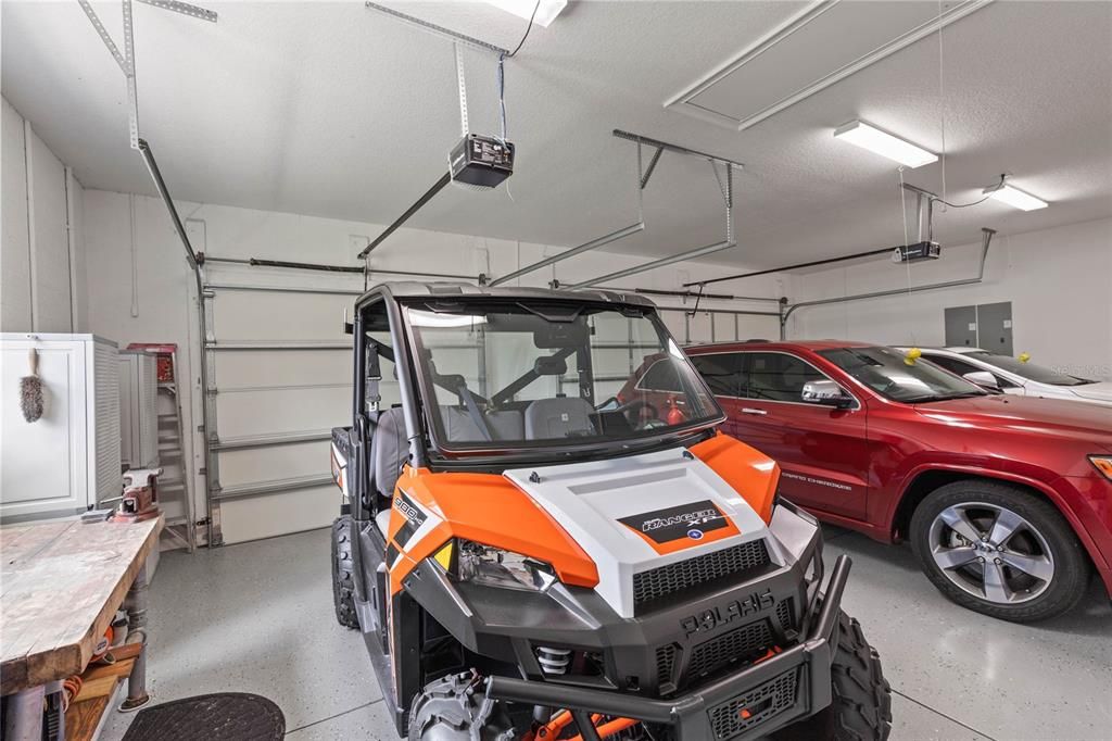 Epoxy-Floor, 3-Car Garage, Insulated