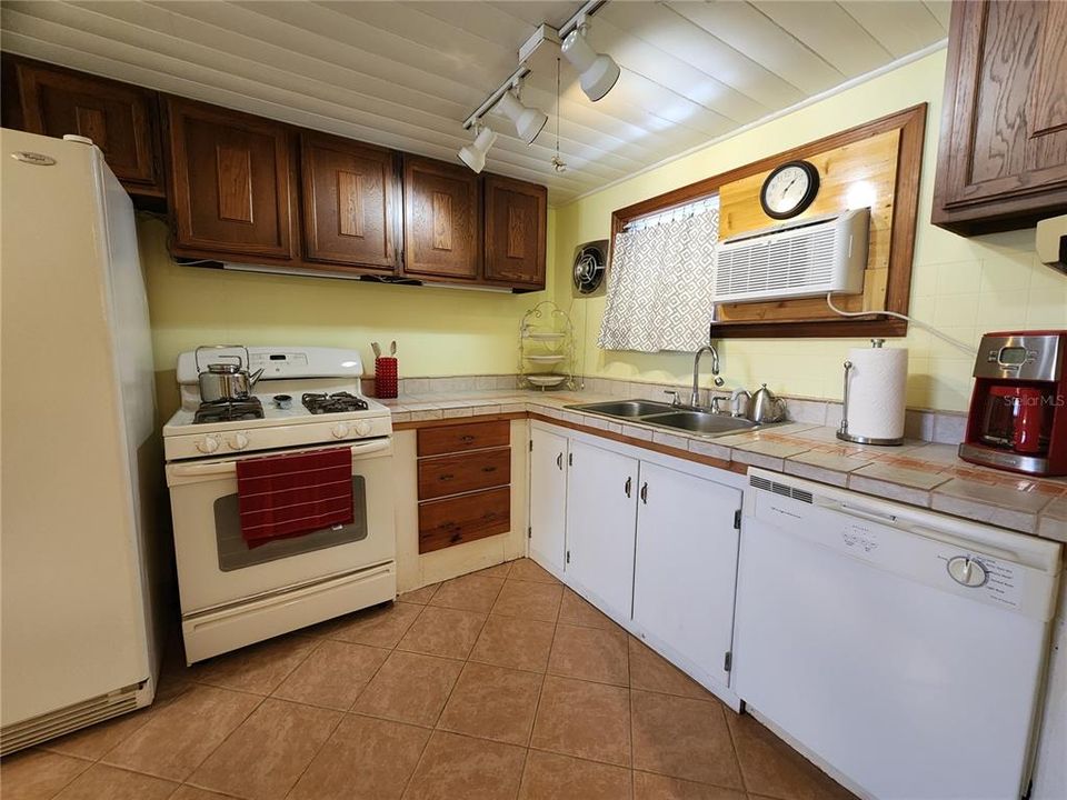 For Sale: $330,000 (2 beds, 1 baths, 1423 Square Feet)