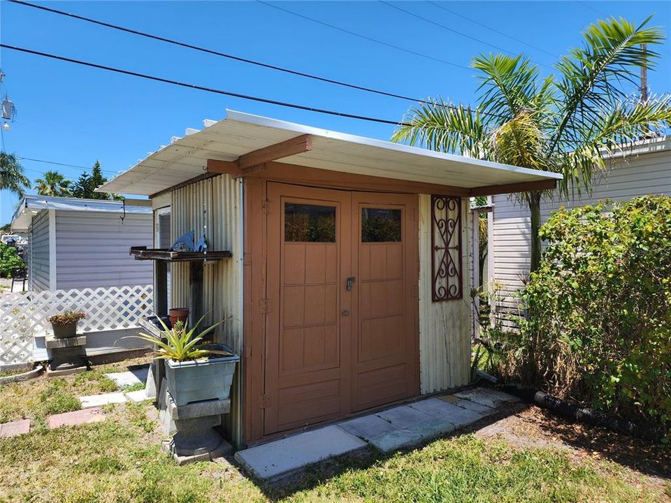 For Sale: $330,000 (2 beds, 1 baths, 1423 Square Feet)