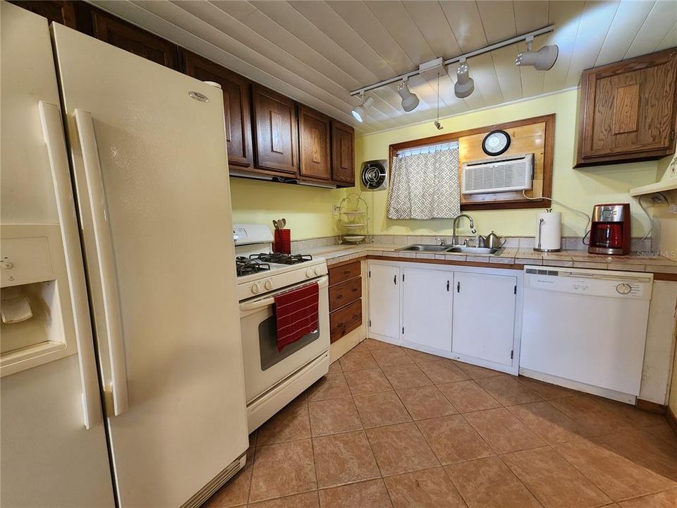 For Sale: $315,000 (2 beds, 1 baths, 1423 Square Feet)