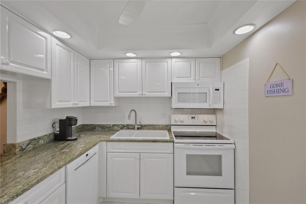 For Sale: $398,500 (1 beds, 1 baths, 837 Square Feet)