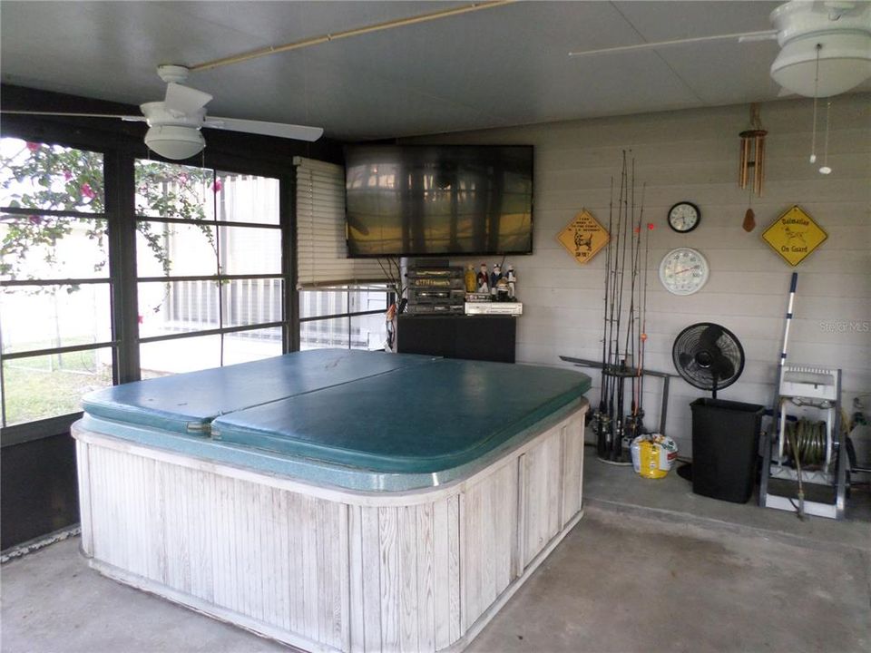 HOT TUB & MOUNTED TV INCLUDED