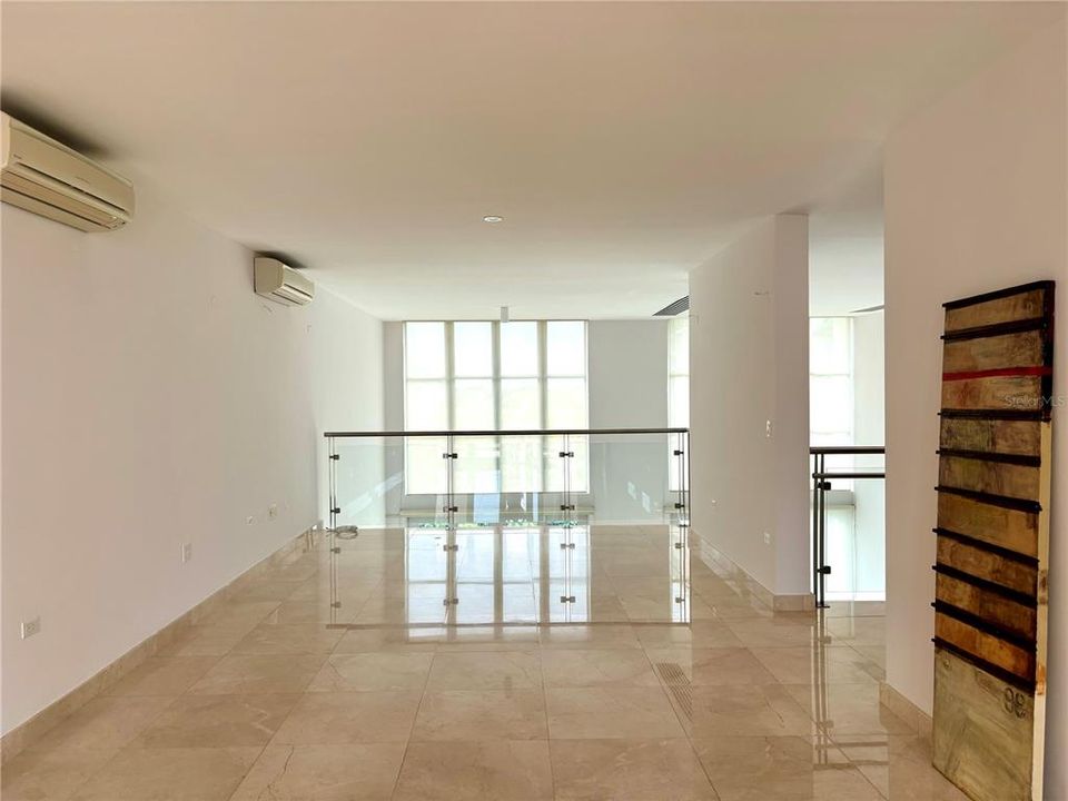 En Venta: $1,695,000 (4 camas, 3 baños, 4500 Pies cuadrados)