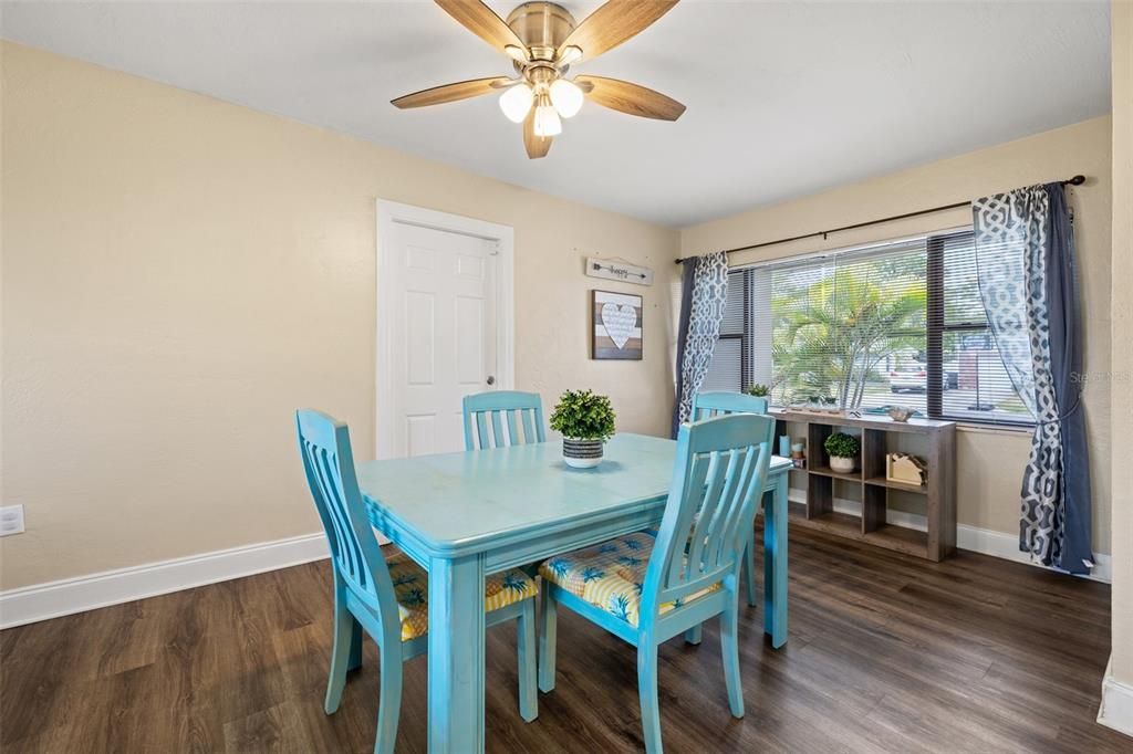 Active With Contract: $350,000 (2 beds, 1 baths, 987 Square Feet)
