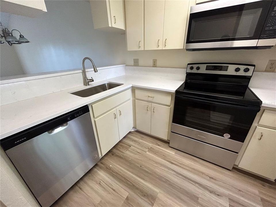 For Sale: $164,500 (2 beds, 2 baths, 935 Square Feet)