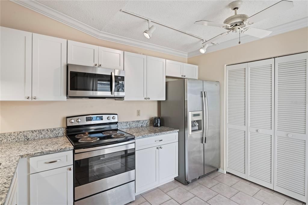 Active With Contract: $359,900 (2 beds, 2 baths, 1165 Square Feet)