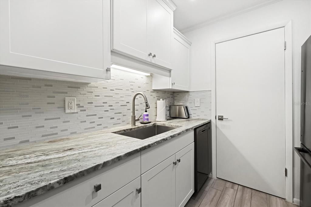 For Sale: $274,999 (2 beds, 2 baths, 876 Square Feet)