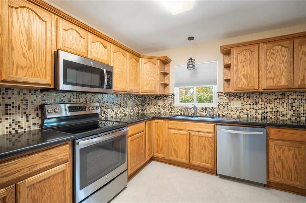 Active With Contract: $389,900 (4 beds, 2 baths, 1783 Square Feet)