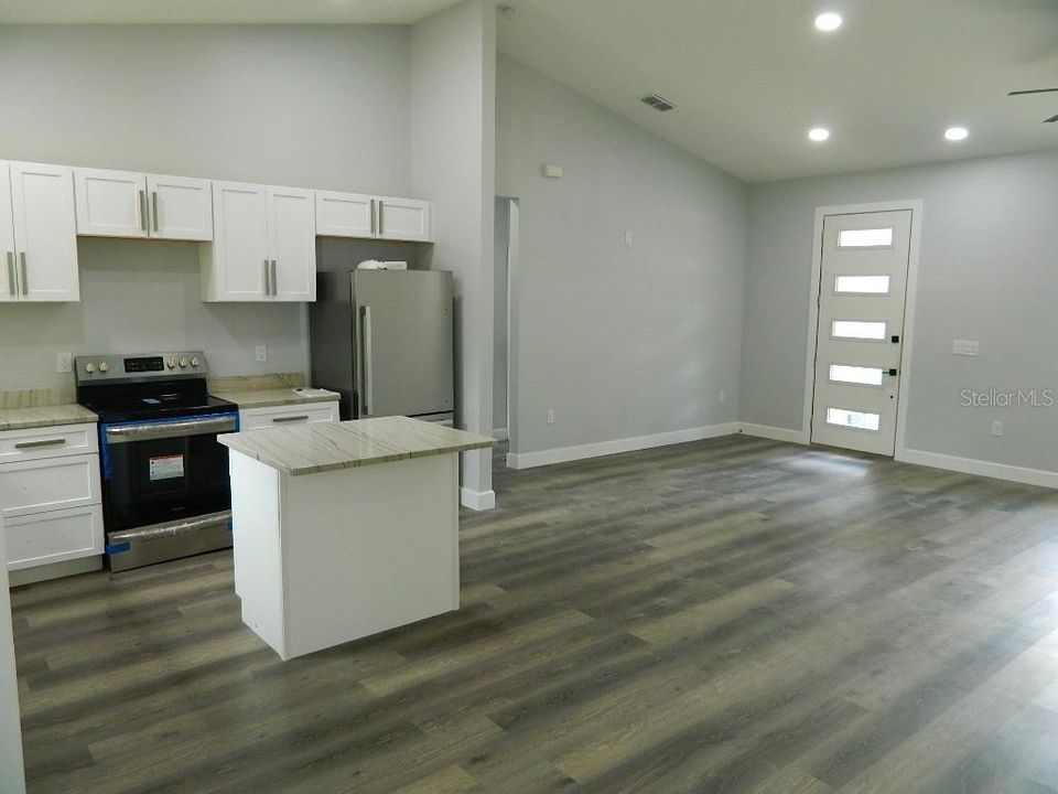 For Rent: $2,000 (3 beds, 2 baths, 1367 Square Feet)