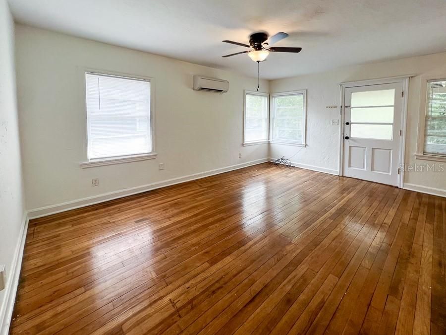 For Rent: $1,600 (2 beds, 1 baths, 754 Square Feet)