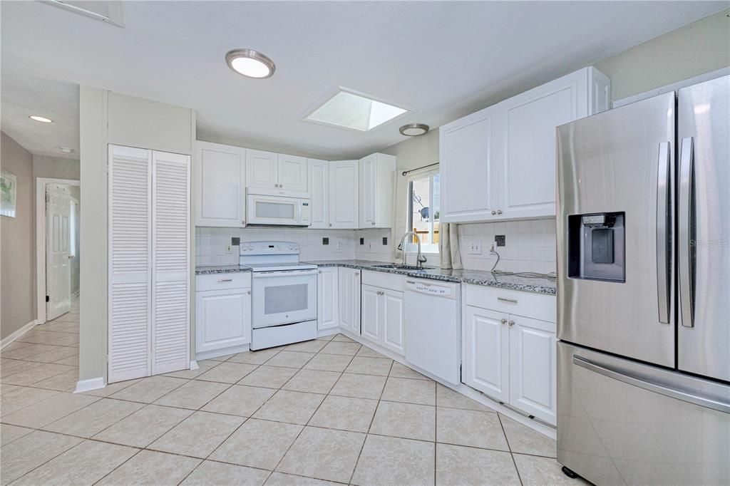 For Sale: $425,000 (3 beds, 2 baths, 1962 Square Feet)