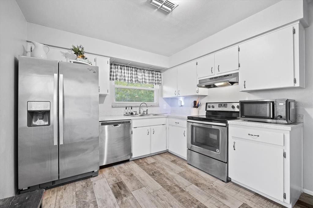 Active With Contract: $245,000 (2 beds, 1 baths, 1142 Square Feet)