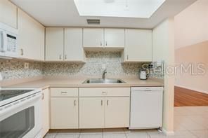 Active With Contract: $1,050 (2 beds, 1 baths, 1084 Square Feet)