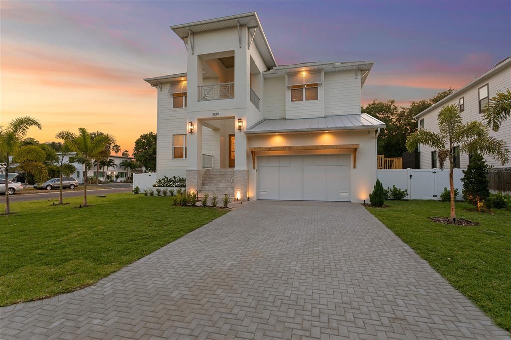Recently Sold: $2,359,000 (5 beds, 4 baths, 4105 Square Feet)