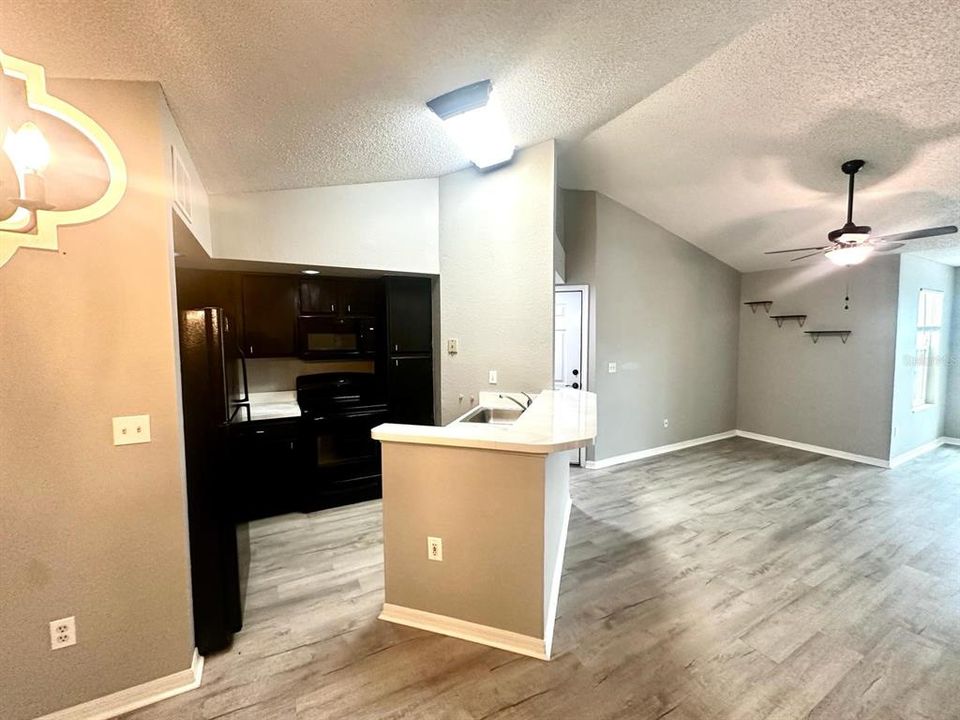 For Rent: $1,450 (1 beds, 1 baths, 735 Square Feet)