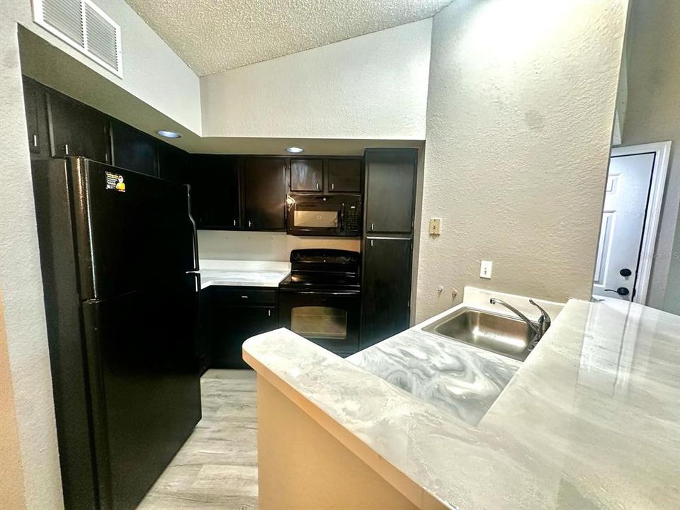 For Rent: $1,450 (1 beds, 1 baths, 735 Square Feet)