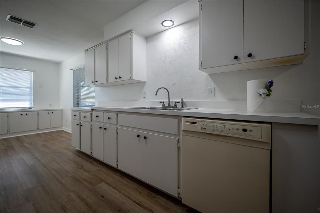 For Sale: $243,000 (2 beds, 2 baths, 1339 Square Feet)