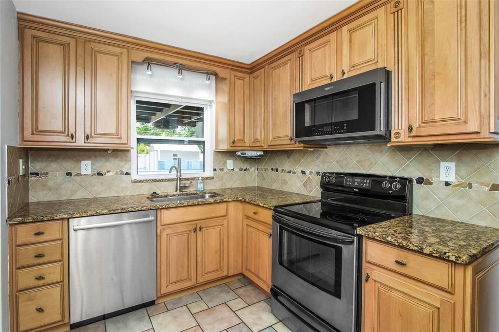 For Sale: $387,000 (2 beds, 1 baths, 1046 Square Feet)