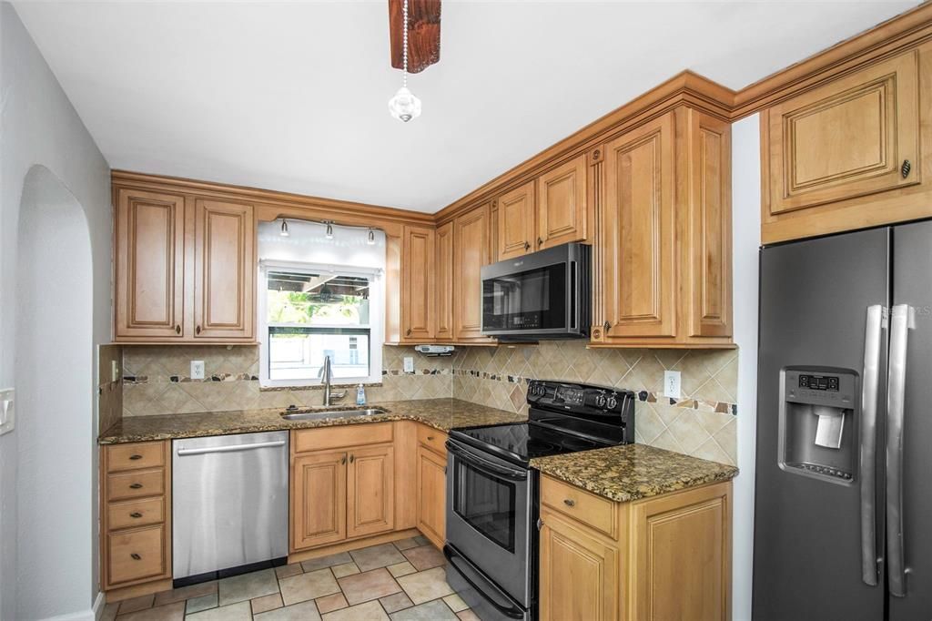 For Sale: $387,000 (2 beds, 1 baths, 1046 Square Feet)