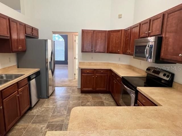For Rent: $2,100 (4 beds, 2 baths, 2348 Square Feet)