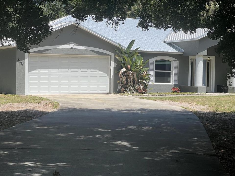 Active With Contract: $2,200 (3 beds, 2 baths, 2020 Square Feet)